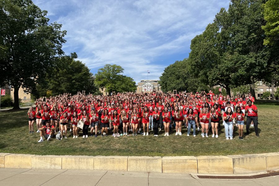 Group of 300 incoming L&S Honors students posing on Bascom Hill.