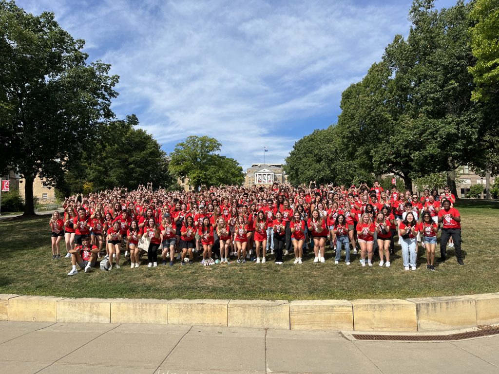 Group of 300 incoming L&S Honors students posing on Bascom Hill.