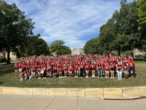 Group of 300 incoming L&S Honors students posing on Bascom Hill.
